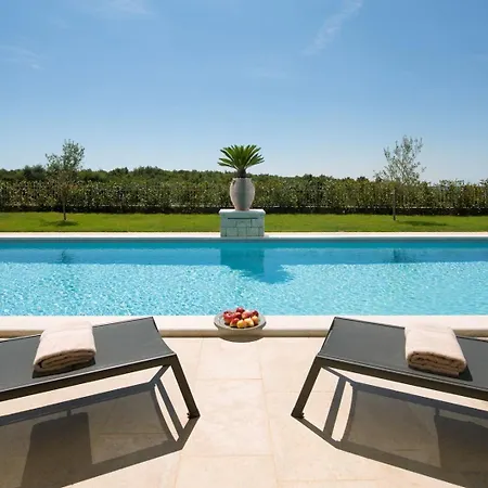 Beautiful Nevia With Private Pool *