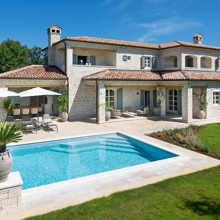 Beautiful Nevia With Private Pool Ladici