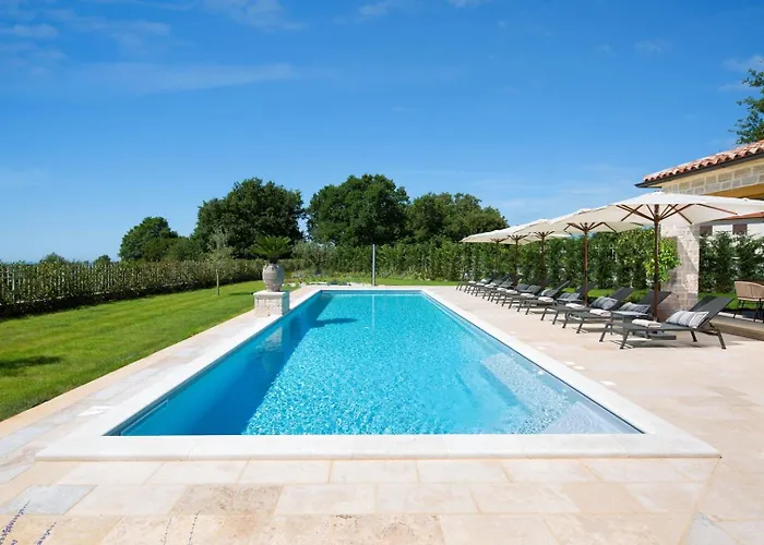 Beautiful Nevia With Private Pool * Ladici
