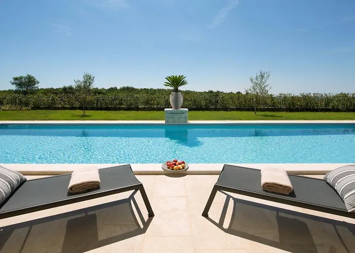Beautiful Nevia With Private Pool *